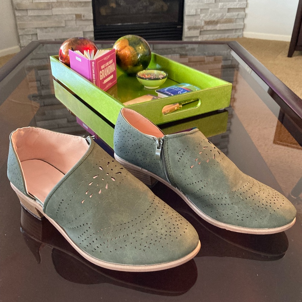 Dark green shoes, sz 8, side zipper